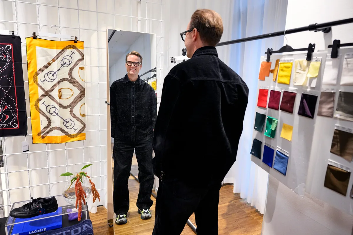 At H&M's headquarters in Stockholm, work is underway on upcoming collections, including color choices. · Photo: Jessica Gow / TT