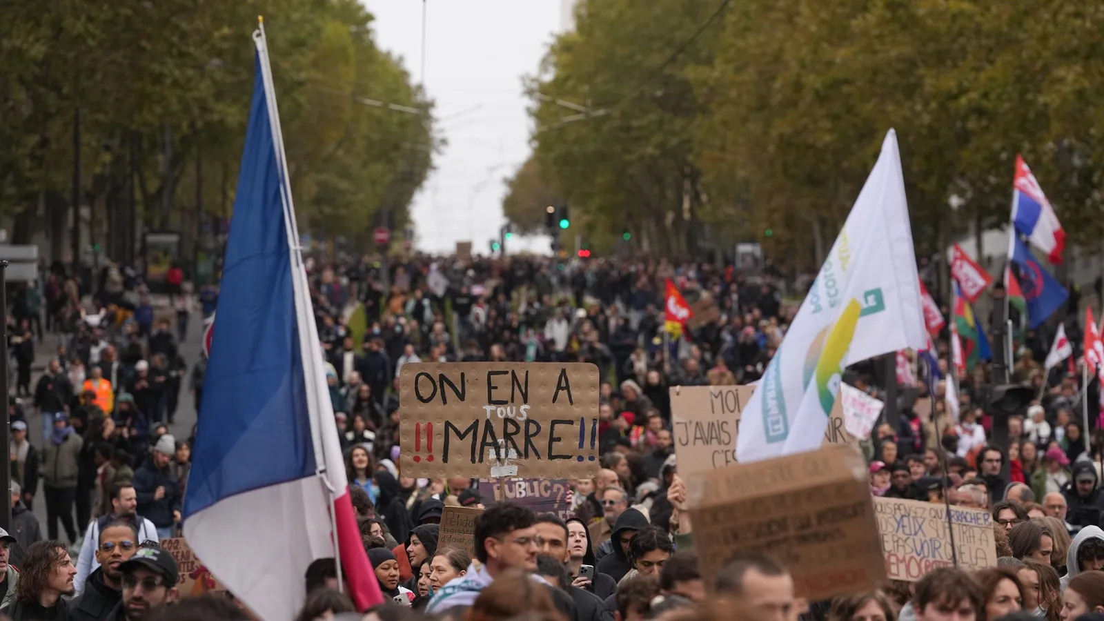 Yellow Vests launch weekend protests against cost of living with pots and pans