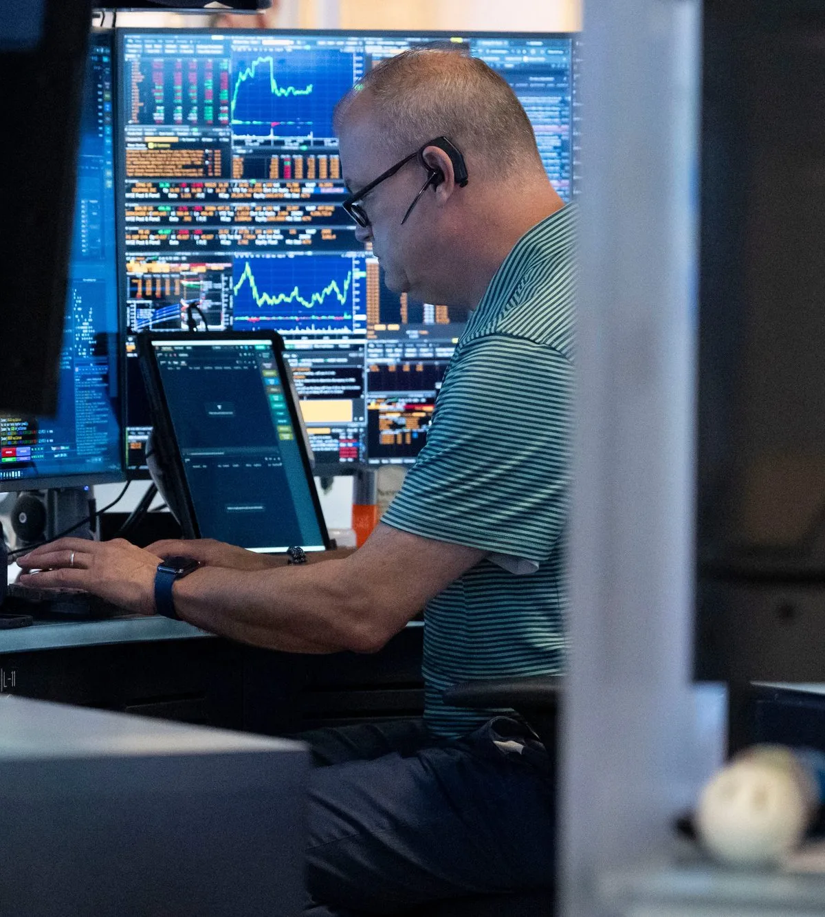 Nasdaq drops 2.3% as tech stocks slide after earnings reports revive AI bubble fears