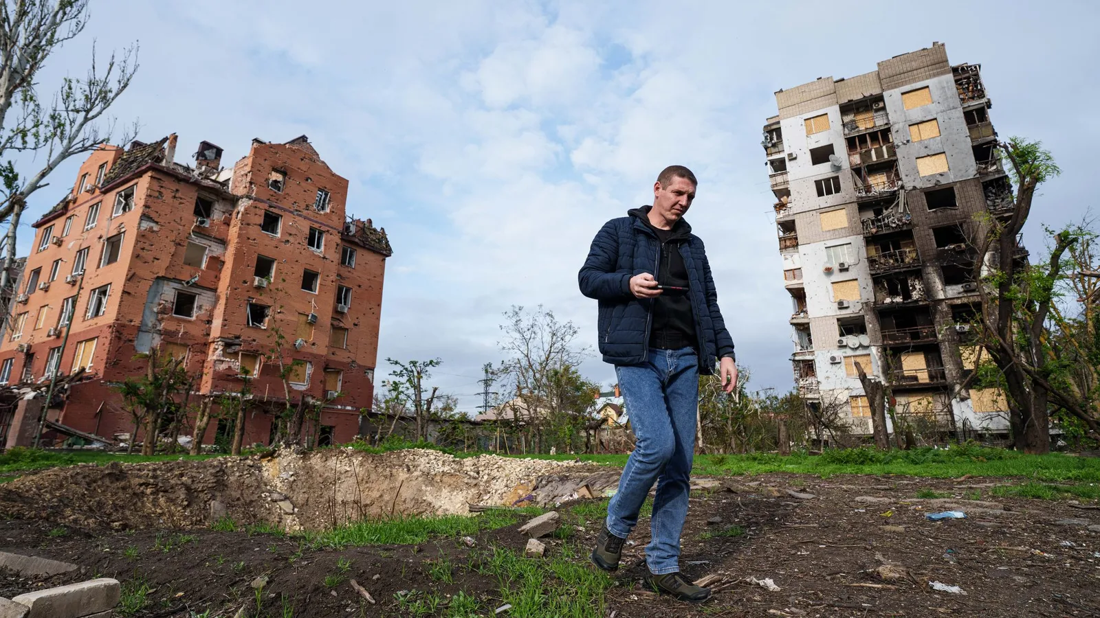Residents seeking evacuation leave war-hit Ukrainian town of Oleshky amid local ceasefire