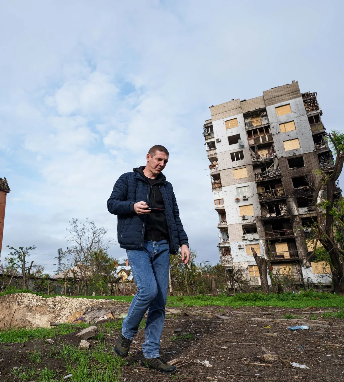 Residents seeking evacuation leave war-hit Ukrainian town of Oleshky amid local ceasefire