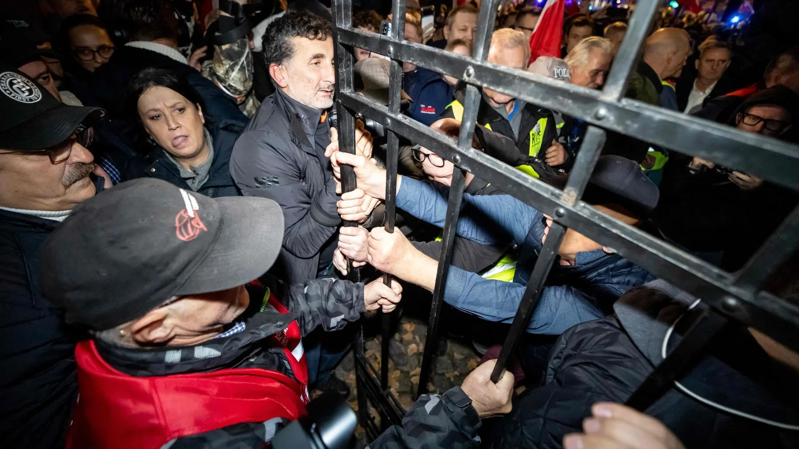 Polish President Karol Nawrocki Returns to Warsaw After Protesters Breach Court Fence